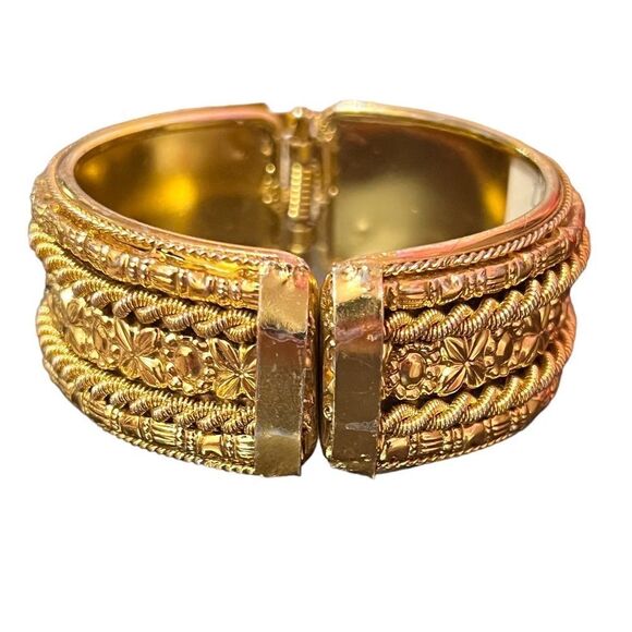 NWT Gold Tone Bangle Cuff Bracelet - Picture 3 of 6